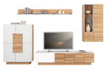 Moderne Wohnwand Voglauer VMONTANARA in Holzoptik mit weißem Akzent, bestehend aus einem TV-Board, einem Hängeschrank und einem Regal, frontal abgebildet.