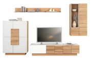 Moderne Wohnwand Voglauer VMONTANARA in Holzoptik mit weißem Akzent, bestehend aus einem TV-Board, einem Hängeschrank und einem Regal, frontal abgebildet.