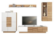 Moderne Wohnwand Voglauer VMONTANARA in Holzoptik mit weißem Akzent, bestehend aus einem TV-Board, einem Hängeschrank und einem Regal, frontal abgebildet.