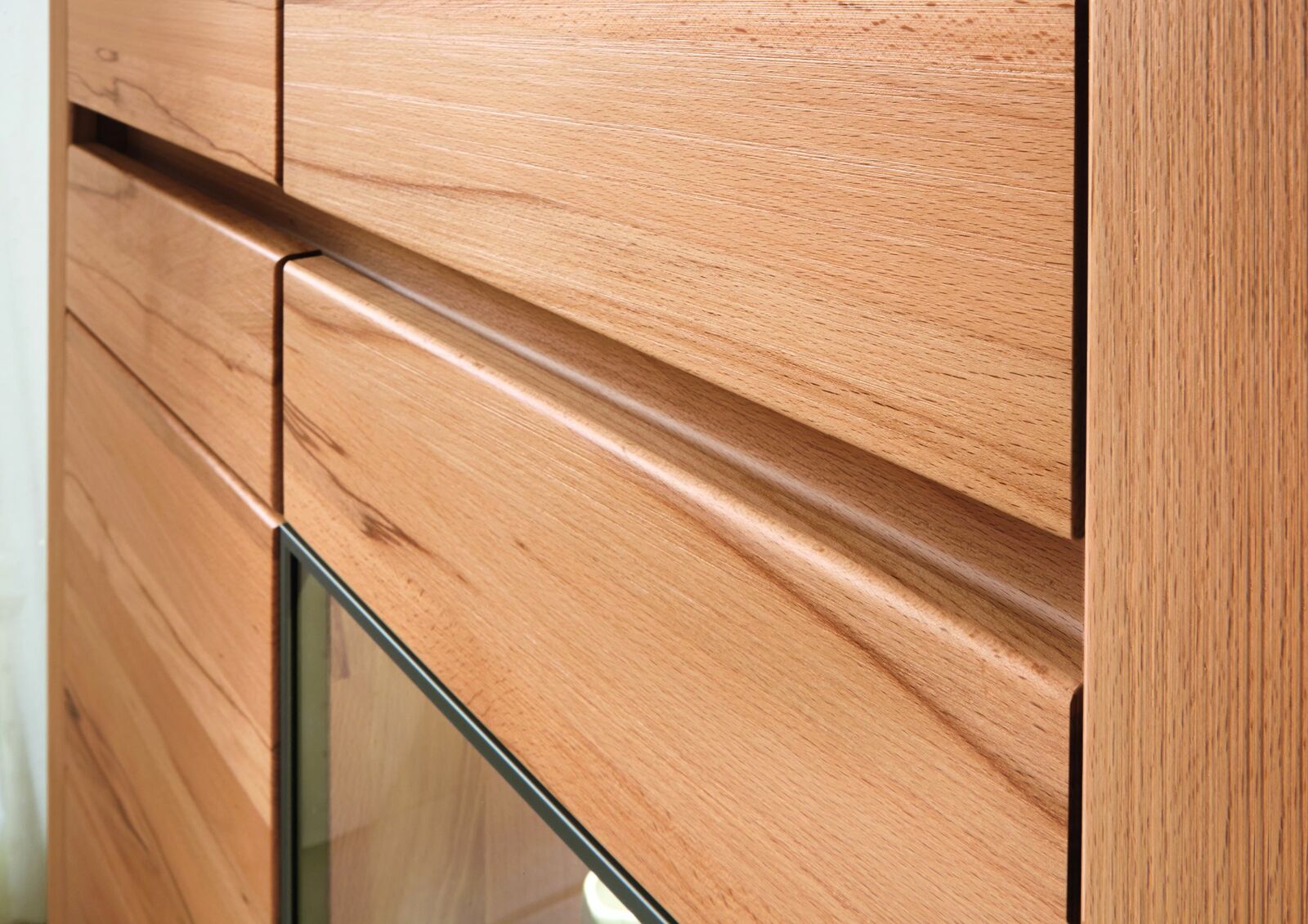 Nahaufnahme eines Highboards aus Holz mit Glasfront, seitliche Perspektive