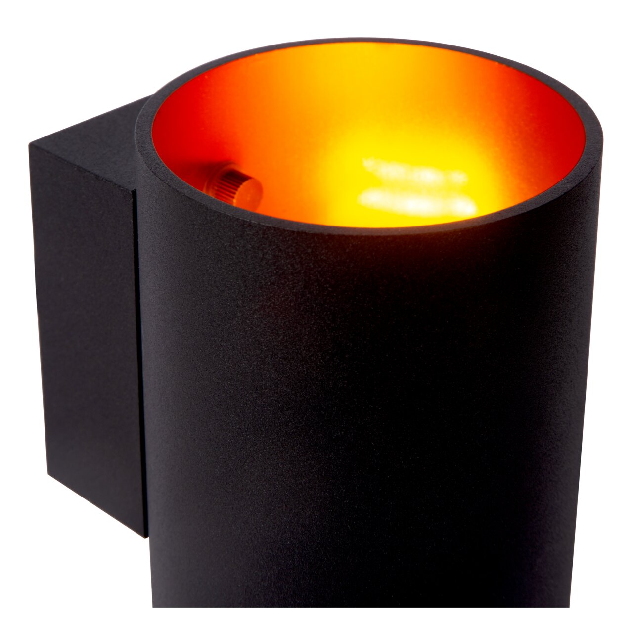 Nahaufnahme einer modernen, zylindrischen Wandleuchte in Schwarz mit leuchtend orangefarbener Innenfläche, die warmes Licht abstrahlt.
