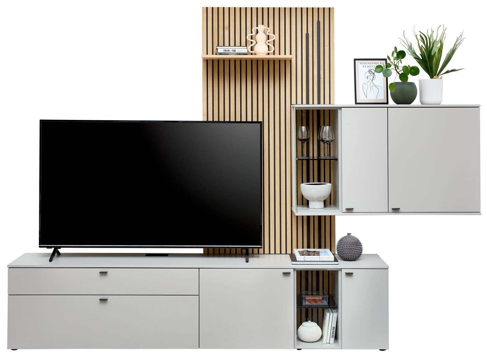 Moderne Wandkombination VANYA von Venjakob in hellem Holz und Weiß, mit integriertem TV und dekorativen Elementen, frontal betrachtet.