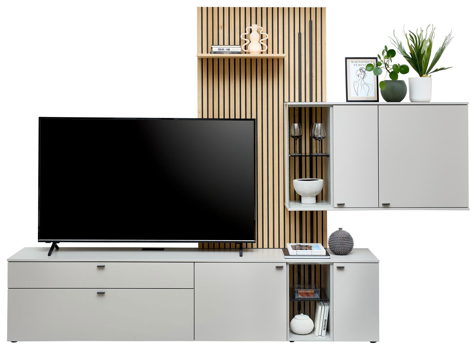 Moderne Wandkombination VANYA von Venjakob in hellem Holz und Weiß, mit integriertem TV und dekorativen Elementen, frontal betrachtet.