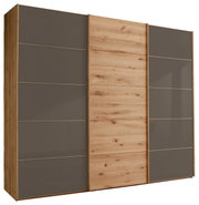 Moderner Schwebetürenschrank mit drei Türen in Holzoptik und grauen Paneelen, Frontalansicht.