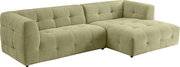 Olivgrünes, gepolstertes Ecksofa mit gesteppter Oberfläche und rechter Ottomane/Longchair, freigestellt auf weißem Hintergrund, Ansicht schräg von vorne links.