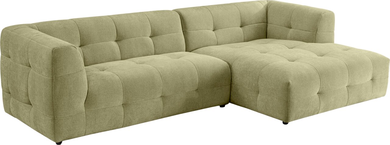 Olivgrünes, gepolstertes Ecksofa mit gesteppter Oberfläche und rechter Ottomane/Longchair, freigestellt auf weißem Hintergrund, Ansicht schräg von vorne links.