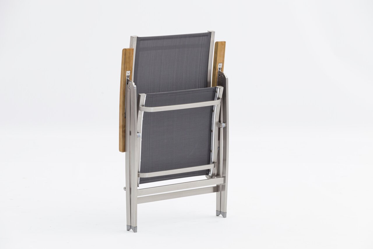 Zusammengeklappter Klappsessel aus Metall und Holz, Rückansicht