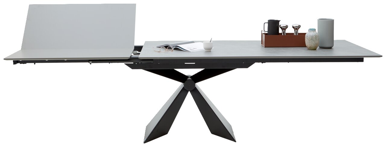 Moderner Esstisch mit ausziehbarer Tischplatte und geometrischem Fußgestell, seitliche Perspektive.