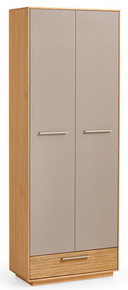 Moderner Dielenschrank aus Holz mit zwei grauen Türen und einer Schublade, frontal abgebildet.