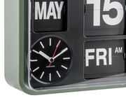 Nahaufnahme einer modernen Wanduhr mit analogem Zifferblatt und digitalem Kalender, zeigt Freitag, 15. Mai an.