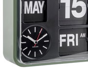 Nahaufnahme einer modernen Wanduhr mit analogem Zifferblatt und digitalem Kalender, zeigt Freitag, 15. Mai an.