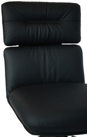 Schwarzer Ledersessel mit hoher Rückenlehne, Vorderansicht