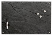 Glas-Memoboard in Schieferoptik mit Magneten und Stift, aus der Vogelperspektive fotografiert.