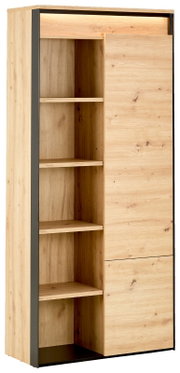 Hoher Schrank in natürlicher Holzoptik mit schwarzen Rahmenelementen, vier offenen Regalfächern links sowie einer großen Tür und einer unteren Klappe rechts, freigestellt aus schräger Frontansicht