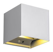 Silberne, würfelförmige Akku-Wandleuchte TALENT mit Lichtaustritt nach unten, seitliche Perspektive