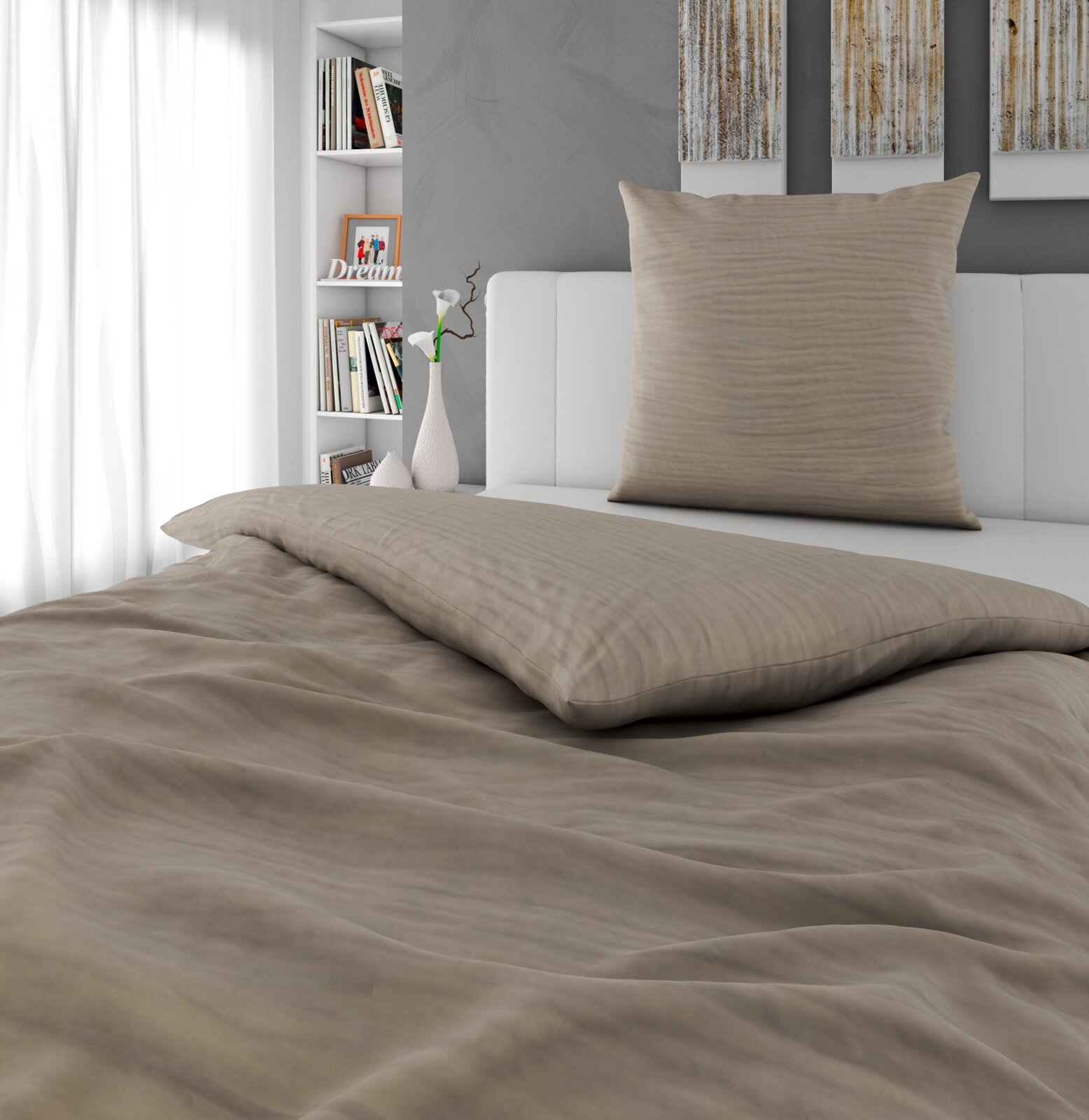 Beige Bettwäsche mit passendem Kissen auf weißem Bett im modernen Schlafzimmer, Perspektive: leicht seitliche Ansicht von vorne mit Blick über die Bettdecke