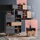 Modernes Sideboard-Set in dunklem Holz mit geometrischen Mustern, aus seitlicher Perspektive fotografiert.