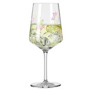 Wijnglas met bloemmotief, gevuld met ijsblokjes en een lichtkleurige drank, zijaanzicht