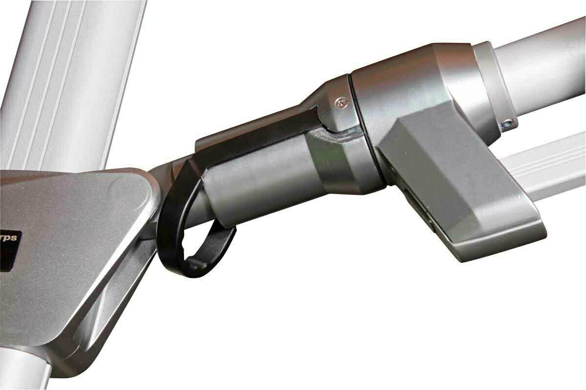 Nahaufnahme eines silbernen Gelenks eines Pendelschirms aus seitlicher Perspektive