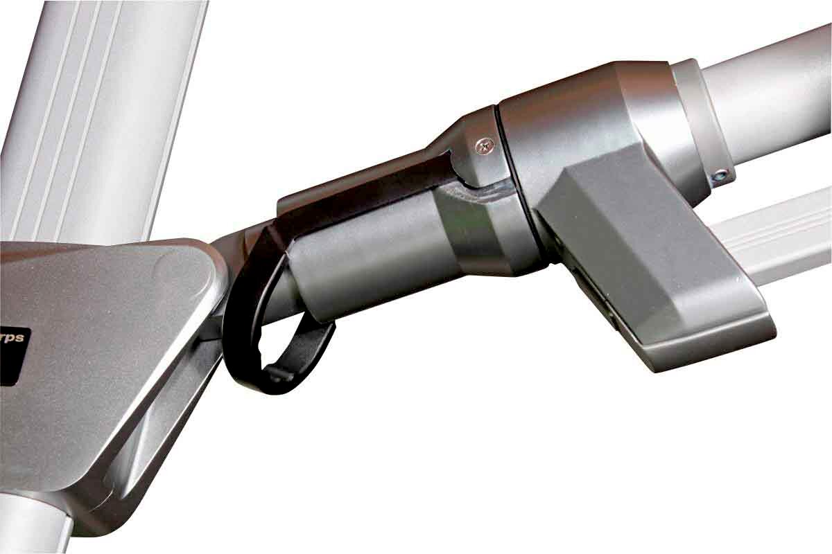 Nahaufnahme eines silbernen Gelenks eines Pendelschirms aus seitlicher Perspektive