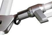 Nahaufnahme eines silbernen Gelenks eines Pendelschirms aus seitlicher Perspektive