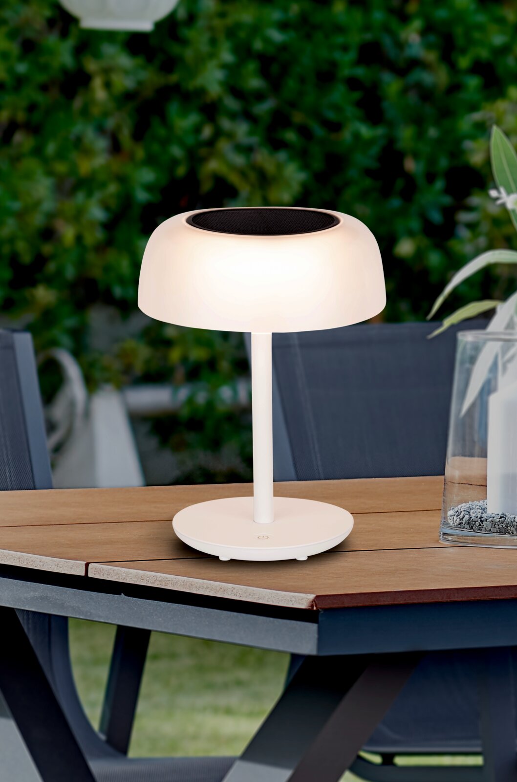 Ambia Garden Tafellamp op zonne-energie en accu OKLAHOMA Moderne Solarleuchte auf einem Tisch im Freien, seitliche Perspektive