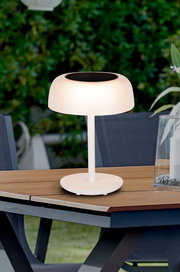 Moderne Solarleuchte auf einem Tisch im Freien, seitliche Perspektive