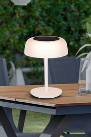 Moderne Solarleuchte auf einem Tisch im Freien, seitliche Perspektive