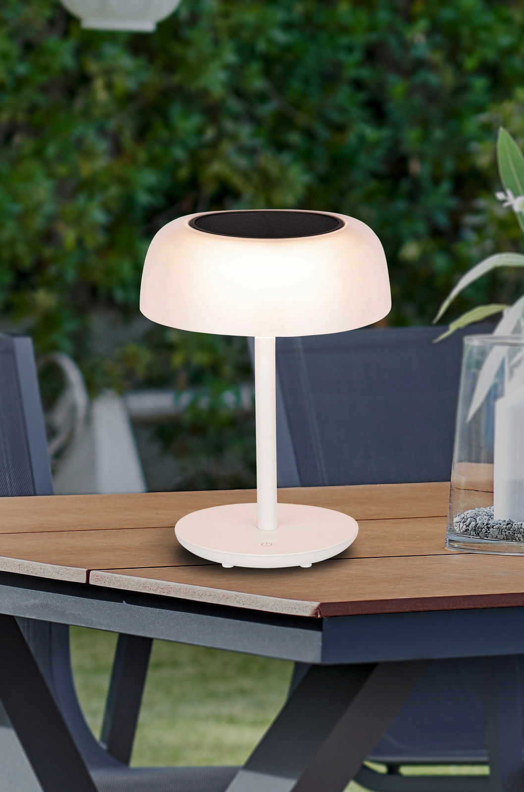 Moderne Solarleuchte auf einem Tisch im Freien, seitliche Perspektive