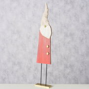 Holzfigur eines Gnomes mit rotem Mantel und spitzer Mütze, frontal fotografiert.