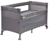 Graues Reisebett mit Netzseitenteilen, seitlicher Blick