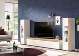 Wohnkombination mit zwei weißen Schränken und einem TV-Schrank in Holzoptik, frontal betrachtet in einem modernen Wohnzimmer mit blauer Wand.