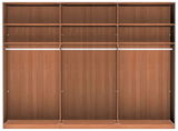 Frontale Ansicht eines dreitürigen Schwebetürenschranks aus Holz mit mehreren Fächern und Kleiderstangen.