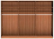 Frontale Ansicht eines dreitürigen Schwebetürenschranks aus Holz mit mehreren Fächern und Kleiderstangen.