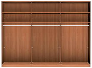 Frontale Ansicht eines dreitürigen Schwebetürenschranks aus Holz mit mehreren Fächern und Kleiderstangen.