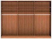 Frontale Ansicht eines dreitürigen Schwebetürenschranks aus Holz mit mehreren Fächern und Kleiderstangen.