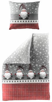 Bettwäsche-Set mit weihnachtlichem Design, bestehend aus einem Kissenbezug und einem Deckenbezug, verziert mit niedlichen Weihnachtswichteln und Sternen auf grauem Hintergrund, kombiniert mit einem rot karierten Muster. Ansicht von oben.
