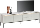 Modernes TV-Lowboard mit gerillten Türen, dekoriert mit einer Skulptur und einem Kerzenhalter, seitliche Perspektive