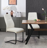 Moderner Esszimmerstuhl mit hellbeigem Stoffbezug und schwarzem Metall-Schwinggestell neben Holzesstisch, seitliche Perspektive im Wohnambiente