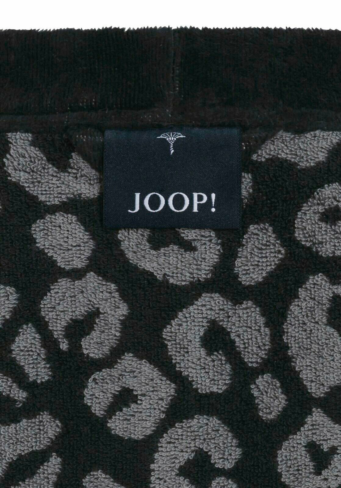 Nahaufnahme eines Bademantels mit schwarzem und grauem Leopardenmuster und einem Joop-Label.