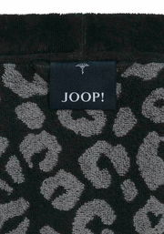 Nahaufnahme eines Bademantels mit schwarzem und grauem Leopardenmuster und einem Joop-Label.