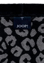 Nahaufnahme eines Bademantels mit schwarzem und grauem Leopardenmuster und einem Joop-Label.
