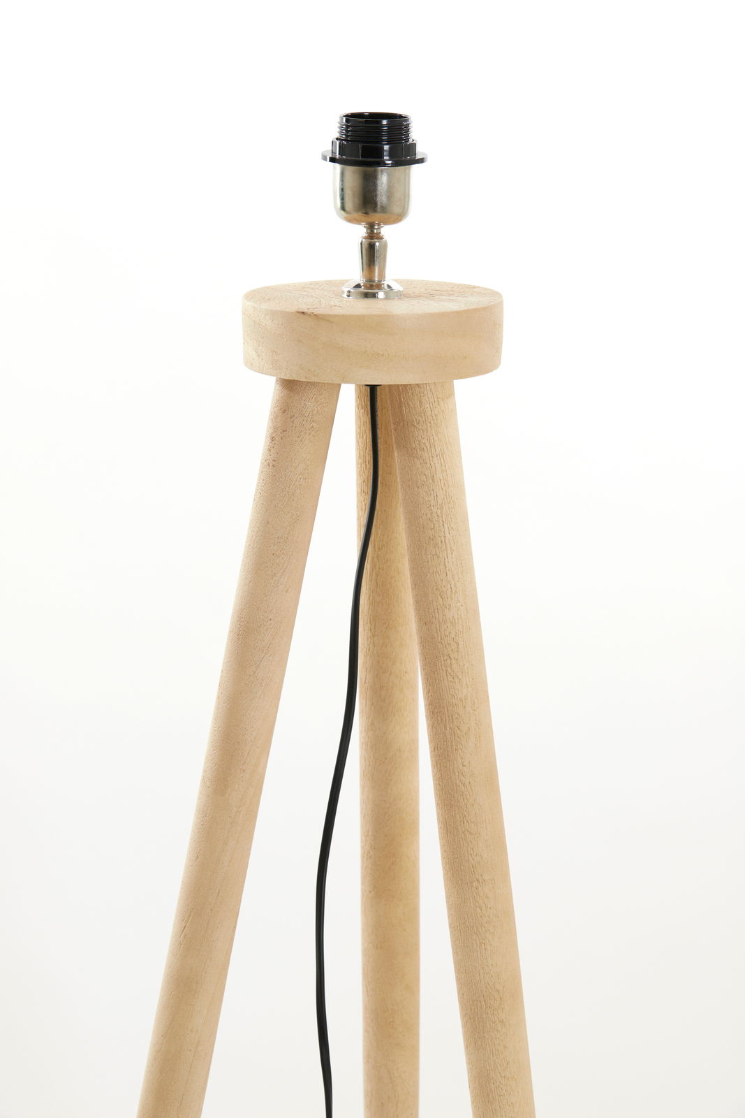 Nahaufnahme einer Stehleuchte mit dreibeinigem Holzgestell und Lampenfassung, seitliche Perspektive.