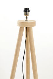 Nahaufnahme einer Stehleuchte mit dreibeinigem Holzgestell und Lampenfassung, seitliche Perspektive.