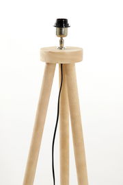 Nahaufnahme einer Stehleuchte mit dreibeinigem Holzgestell und Lampenfassung, seitliche Perspektive.
