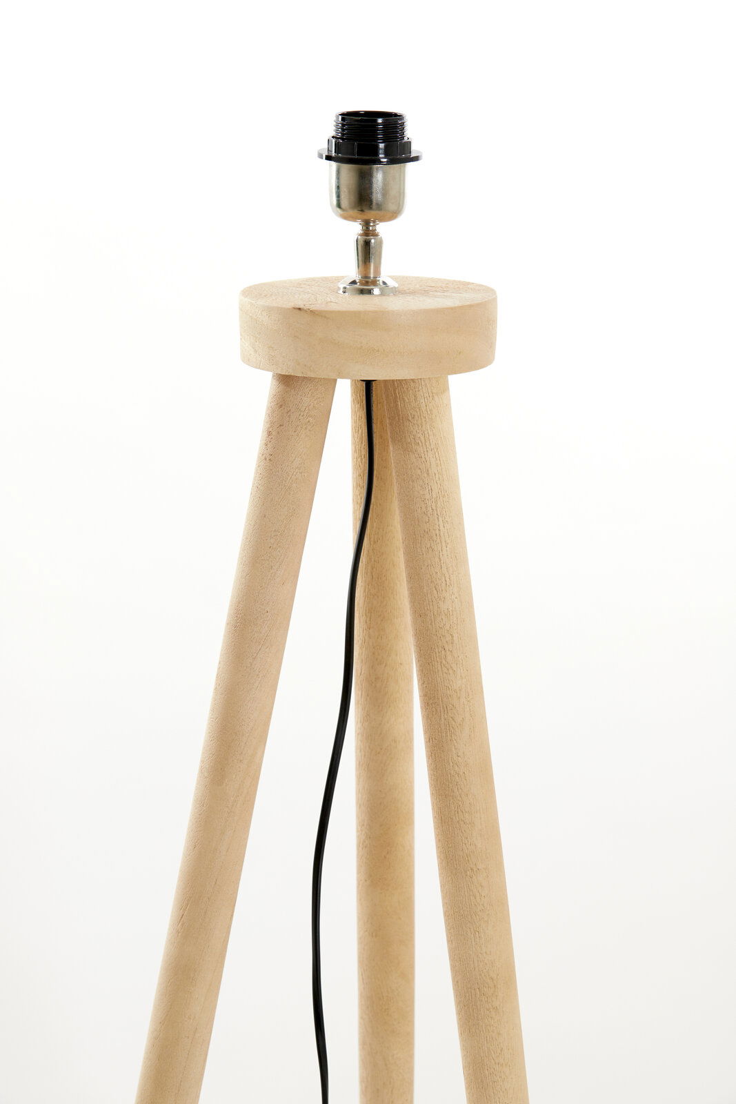 Nahaufnahme einer Stehleuchte mit dreibeinigem Holzgestell und Lampenfassung, seitliche Perspektive.
