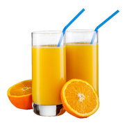 Zwei hohe Gläser mit Orangensaft und blauen Strohhalmen, umgeben von frischen Orangenhälften, aus der Frontalperspektive.