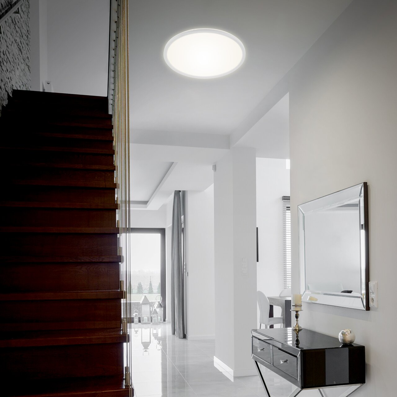 Moderne LED-Deckenleuchte in einem stilvollen Wohnbereich, von unten betrachtet.