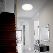 Moderne LED-Deckenleuchte in einem stilvollen Wohnbereich, von unten betrachtet.