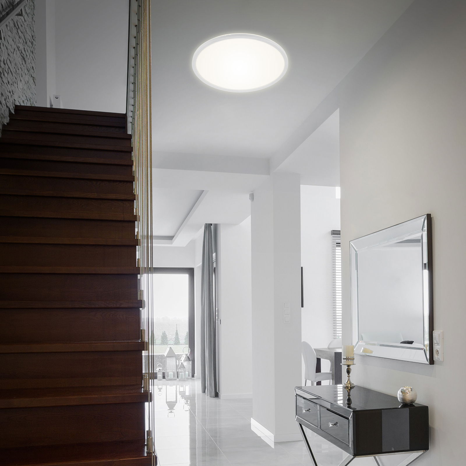 Moderne LED-Deckenleuchte in einem stilvollen Wohnbereich, von unten betrachtet.
